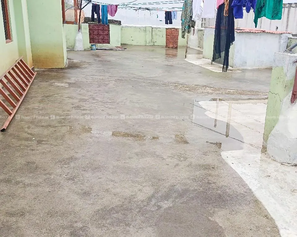 टप फ्लोरमा।। एउटा सानो किचेन , एउटा कोठा र बाथरूम 1