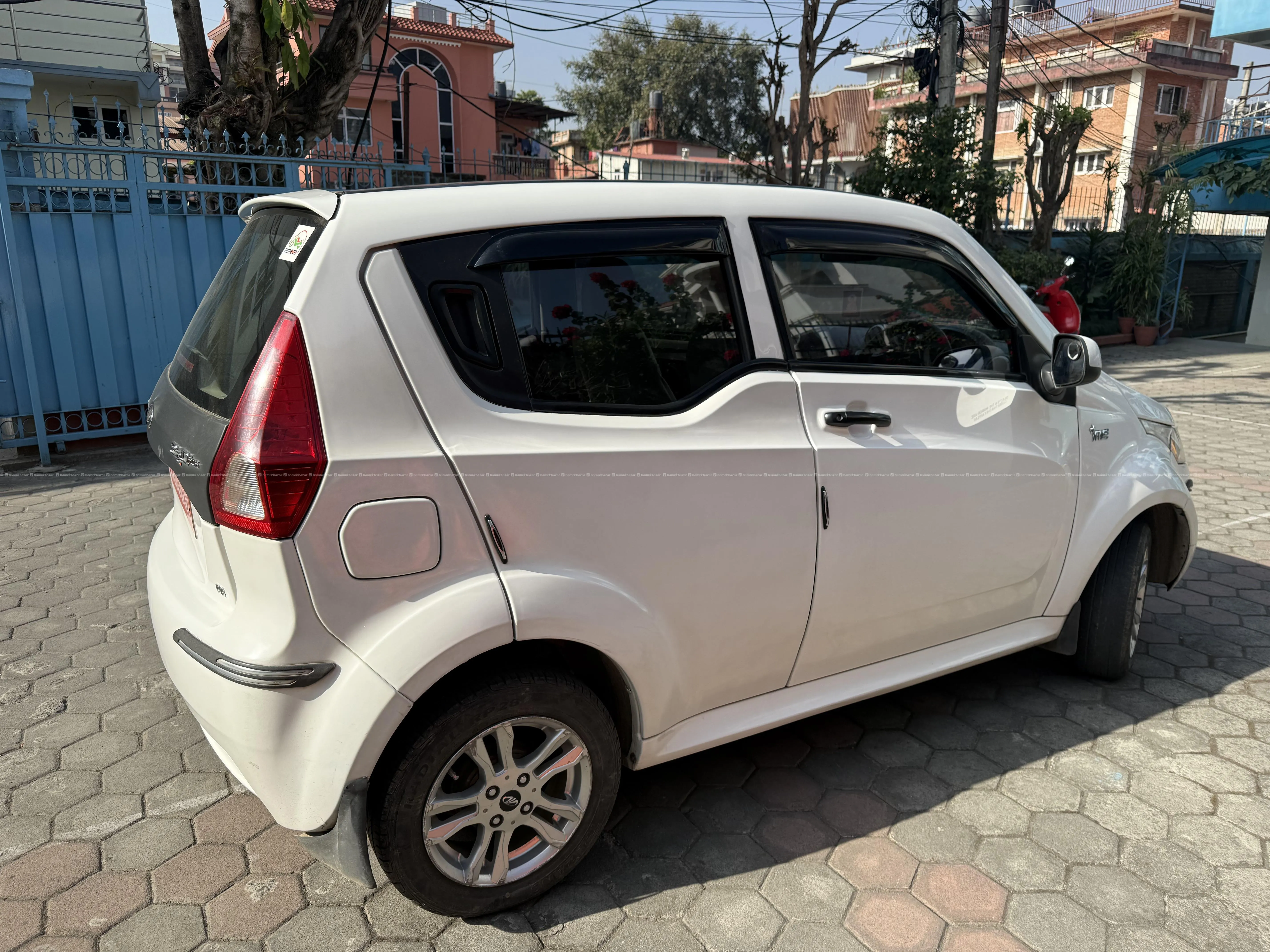 Mahindra e2 o plus ev - Photo 3