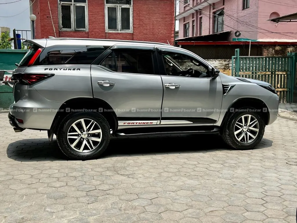 Toyota Fortuner 4