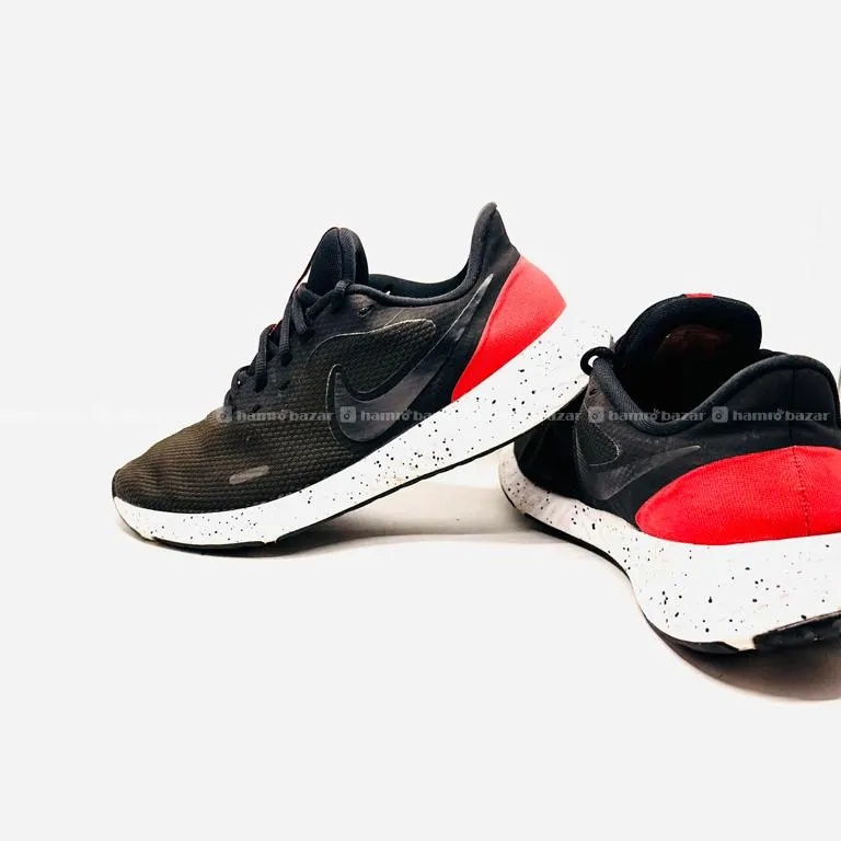 NIKE REVOLUTION RUNNING SHOES š 5