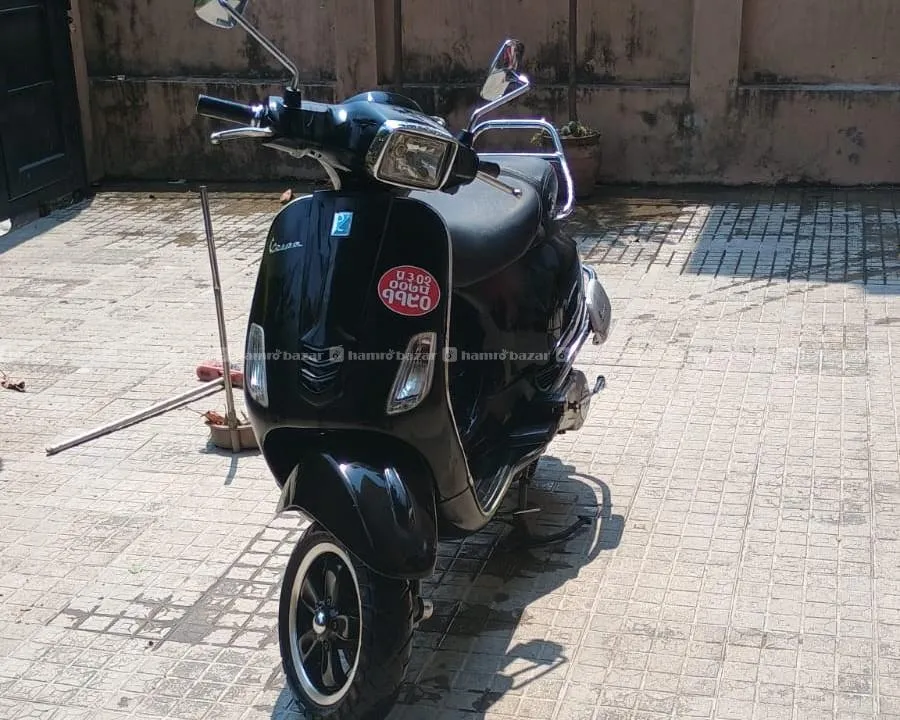 vespa SXL scooter 1st hand for sell (made 2018 ) 2