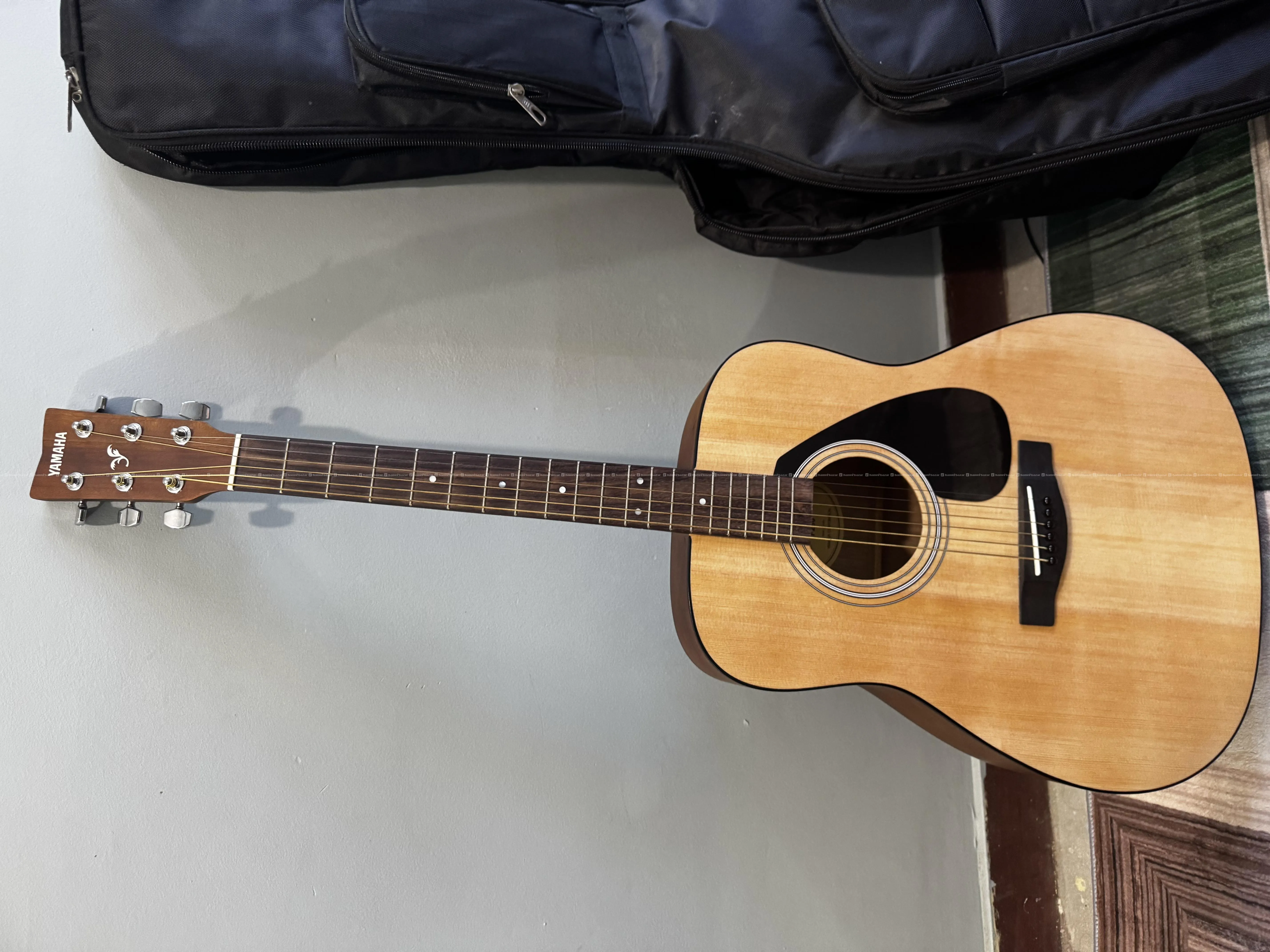 Yamaha F280 Guitar with Bag,picks and capo 4
