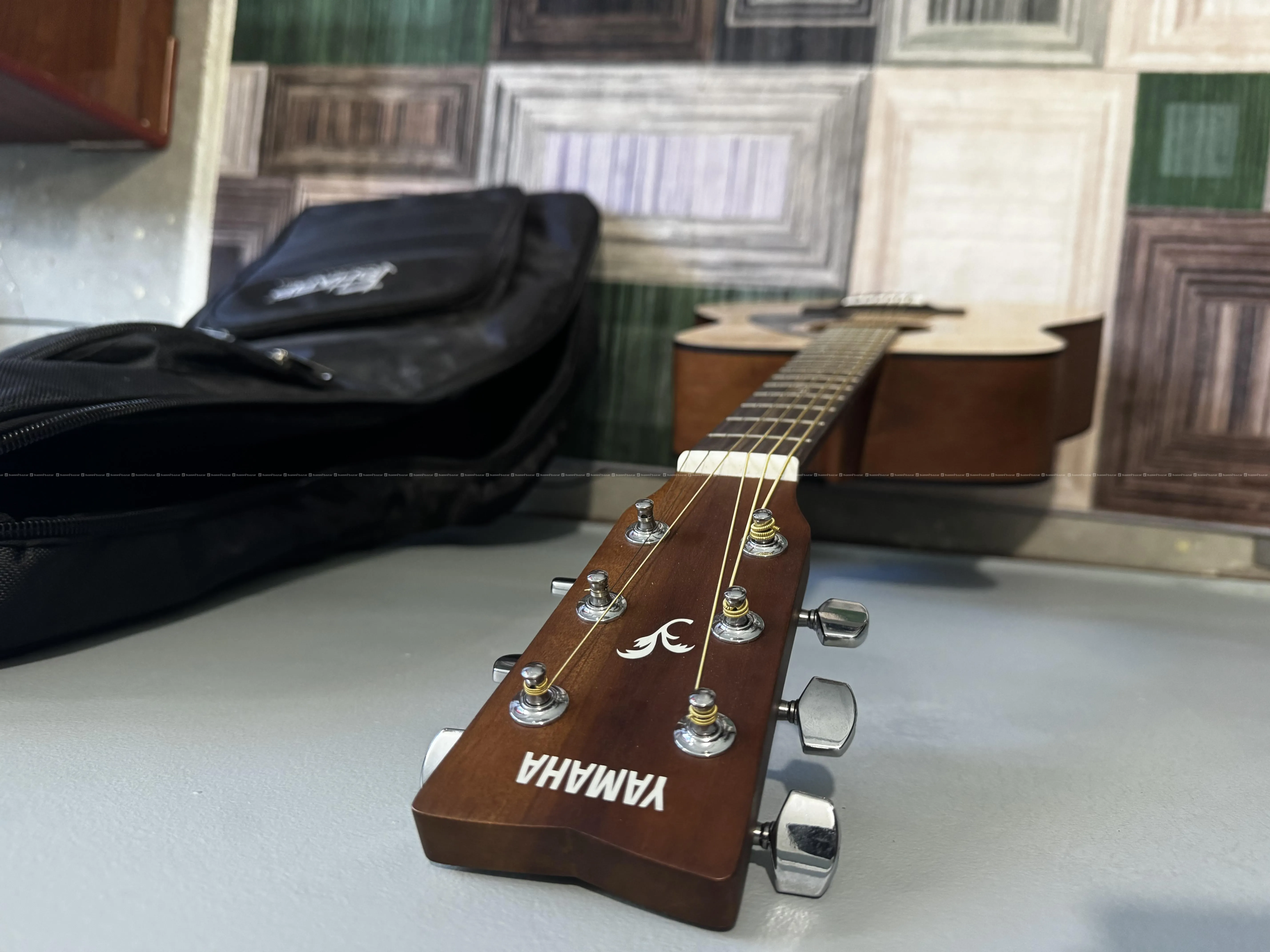 Yamaha F280 Guitar with Bag,picks and capo 5