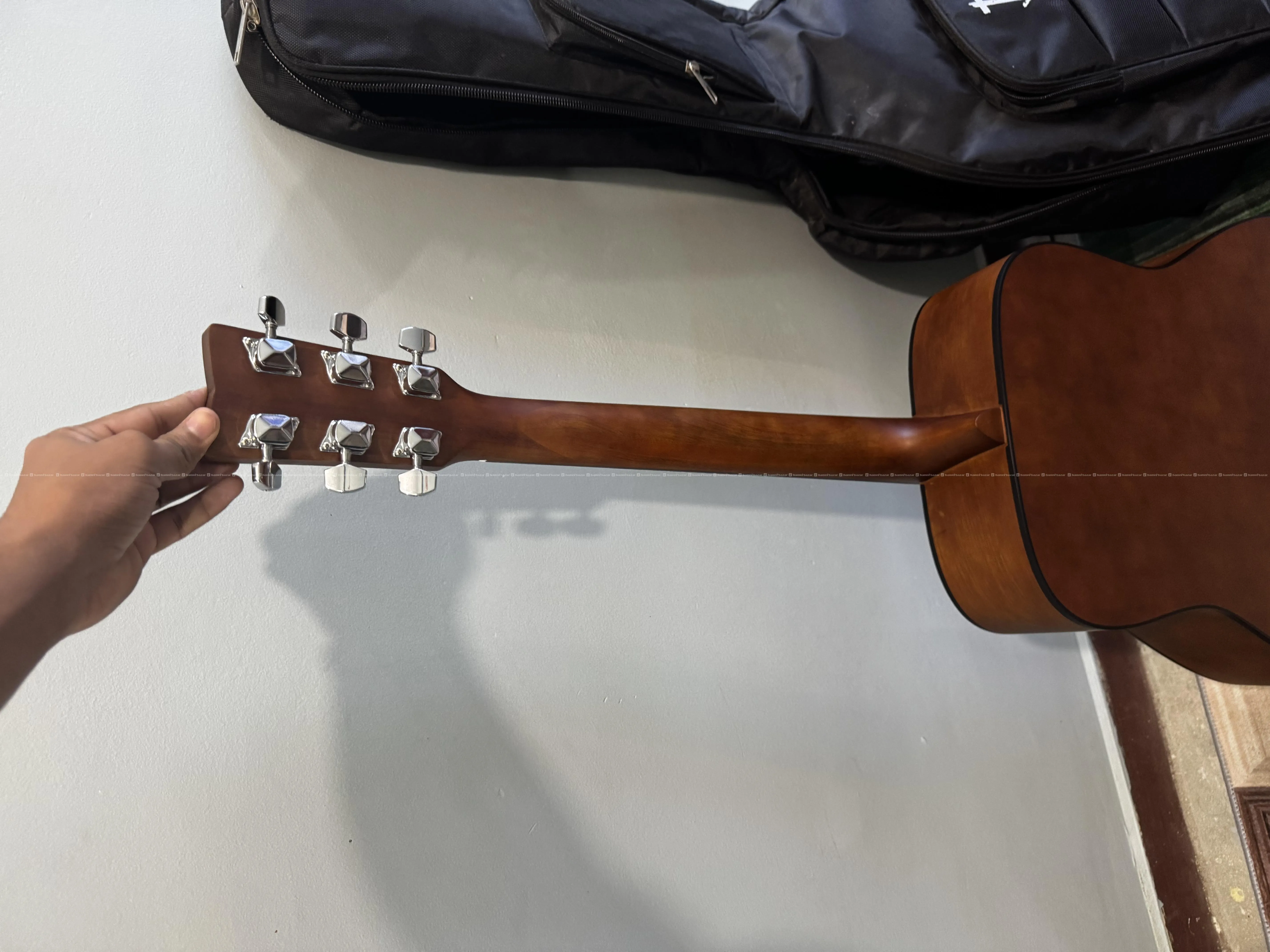 Yamaha F280 Guitar with Bag,picks and capo 3