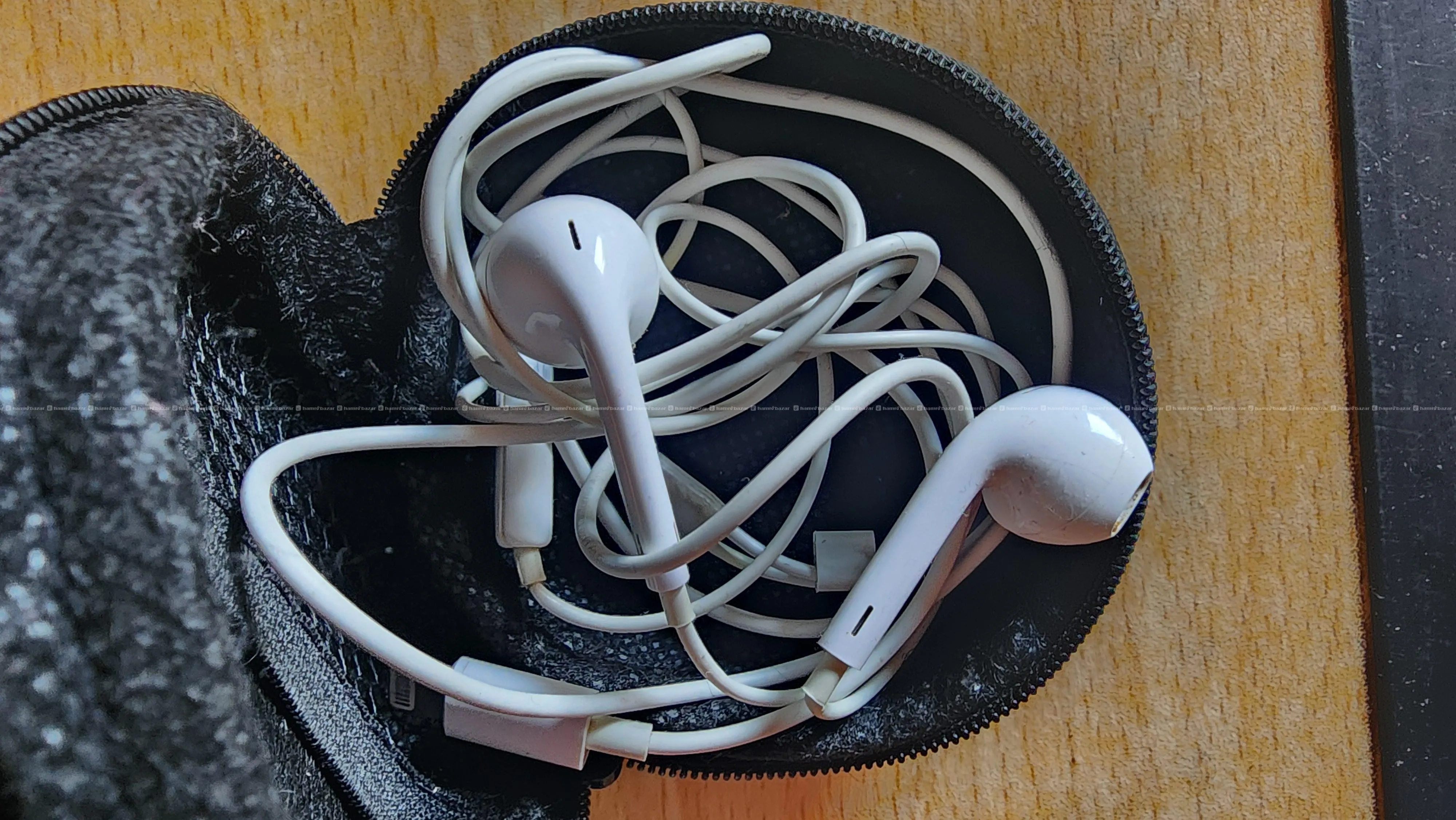 Apple earphone 2