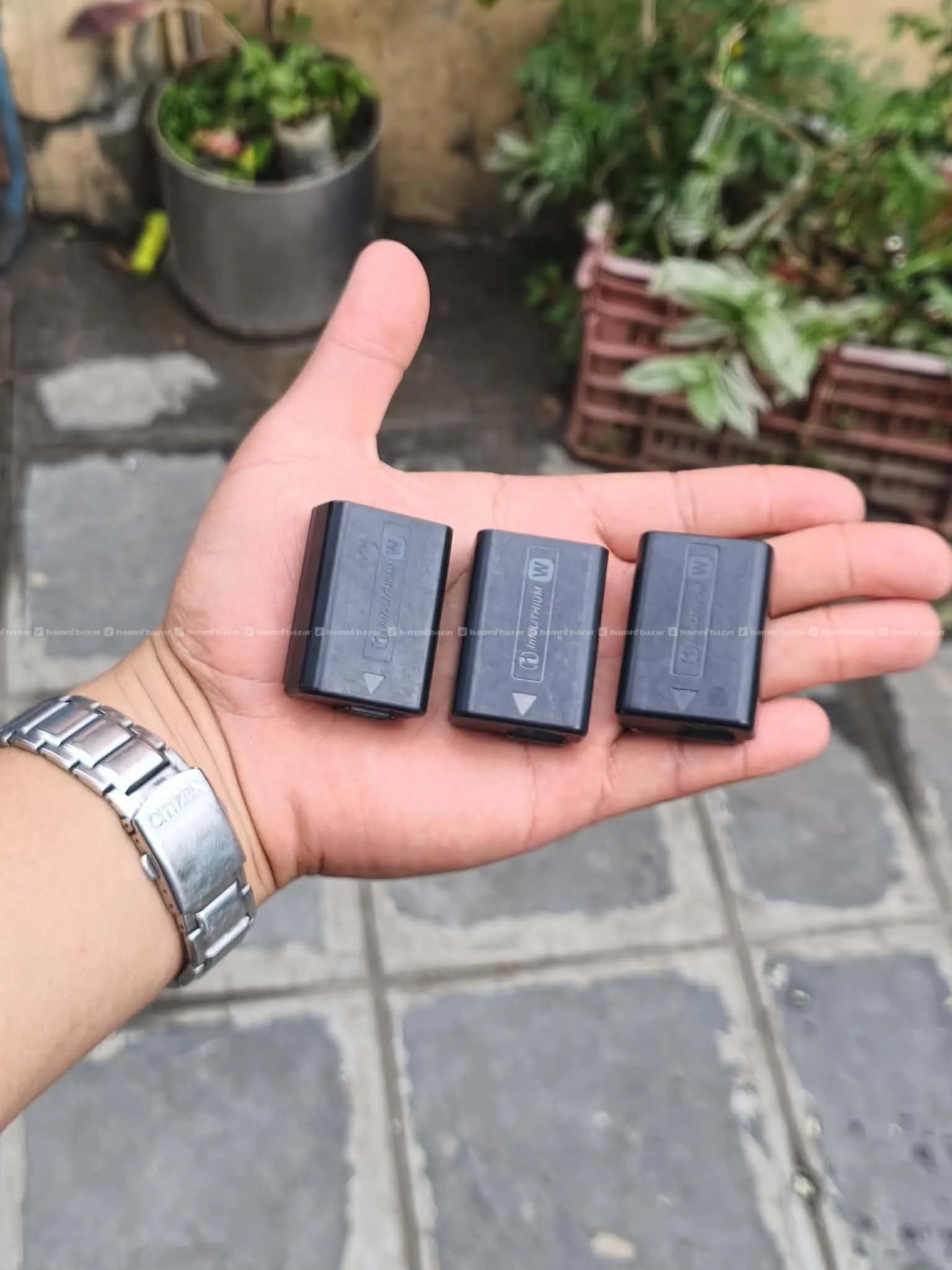 sony a6400 + sony 18-105mm f4 g lens + 3 batteries 2