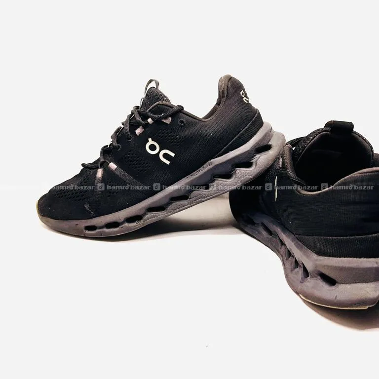 ON CLOUD SURFER RUNNING SHOES 4