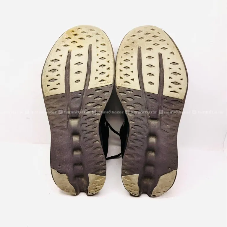 ON CLOUD SURFER RUNNING SHOES 3