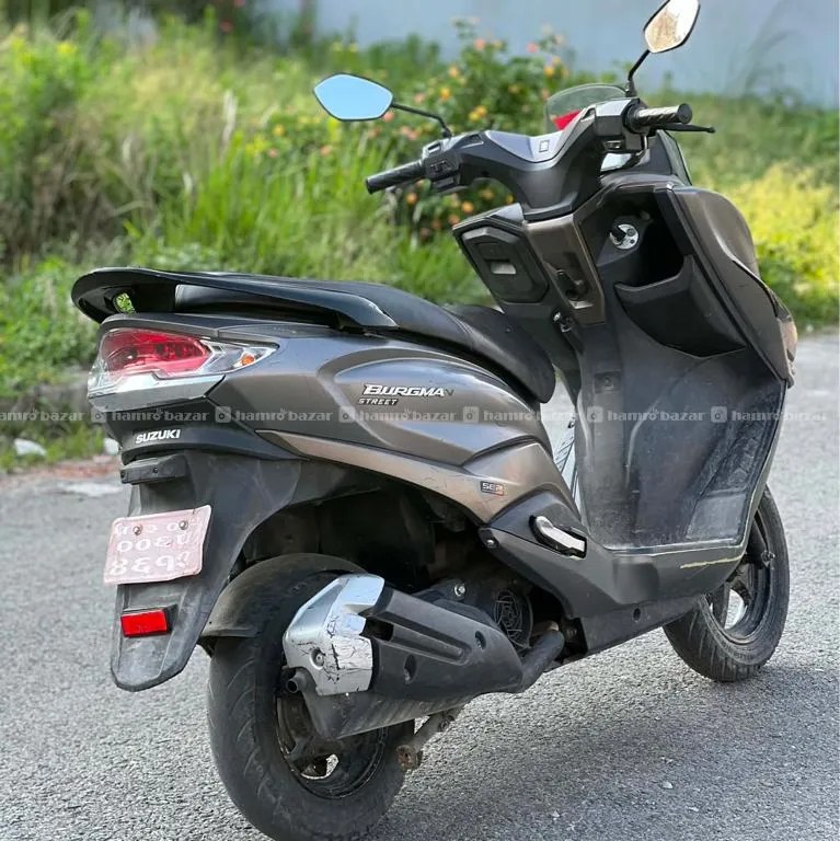 Suzuki Burgman 125cc 106-lot 9803656430 2