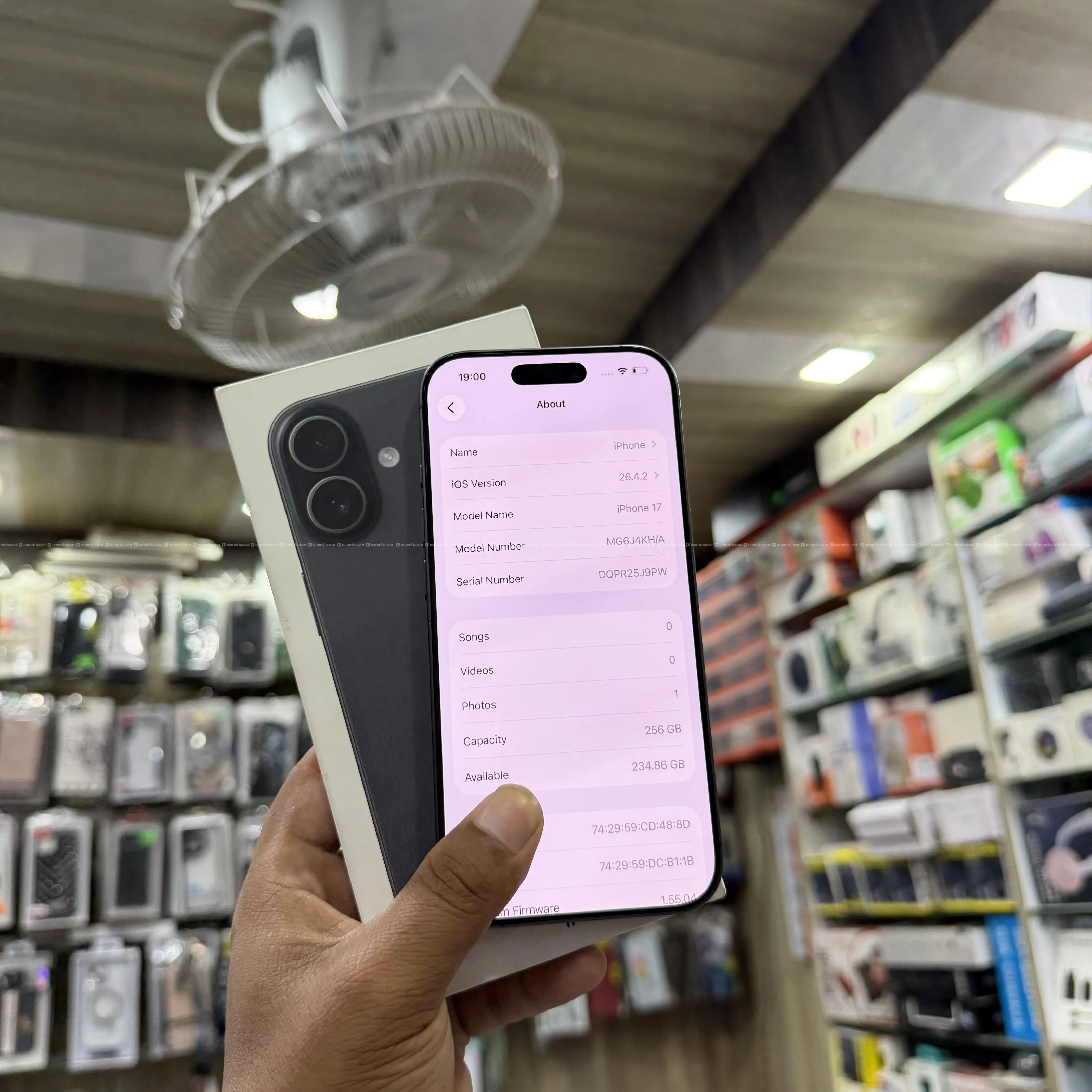 iPhone 17 - 256gb - 70 cycle count only 3