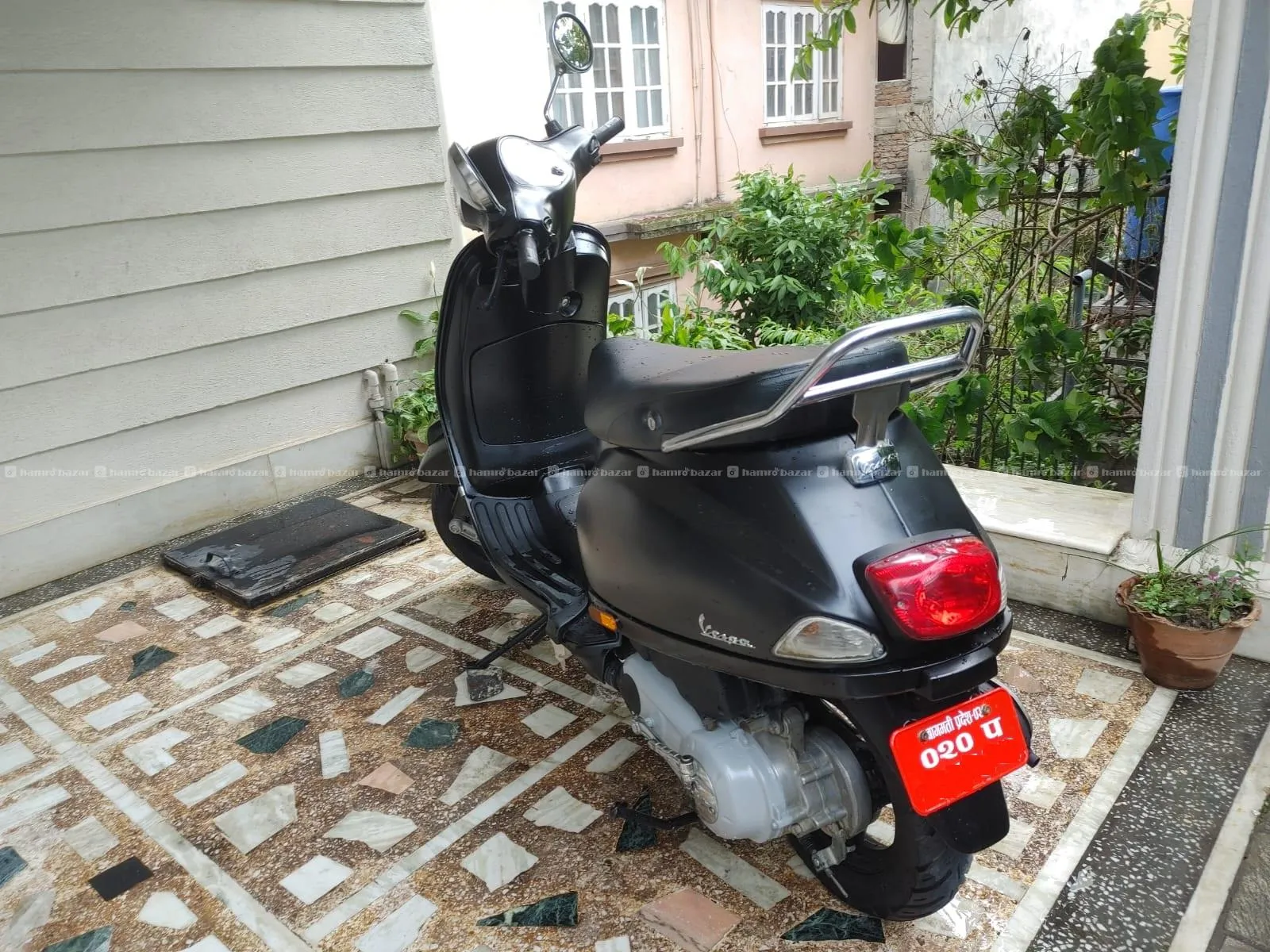 Vespa notte black with utmost care from ofice lady 2