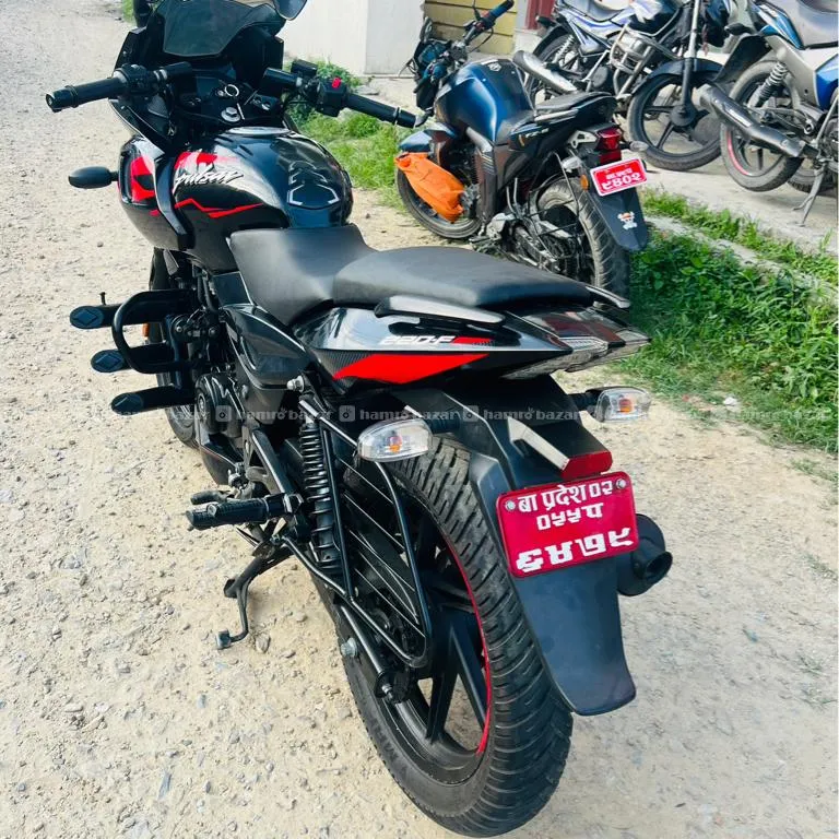 Pulsar220 Like New 055 Lot 2