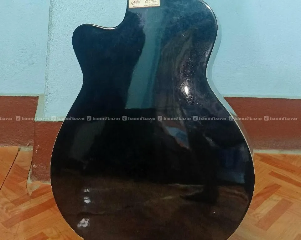 urgently selling guitar 3