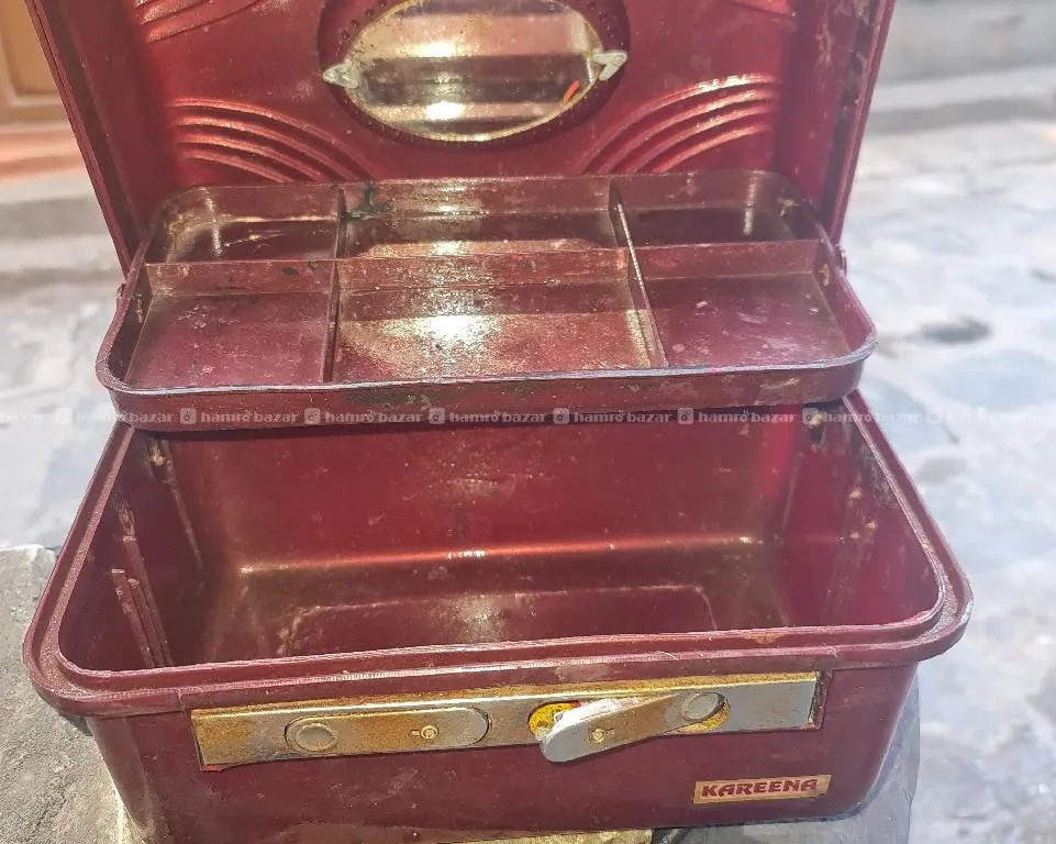 vintage vanity box  featuring multiple compartmen 6