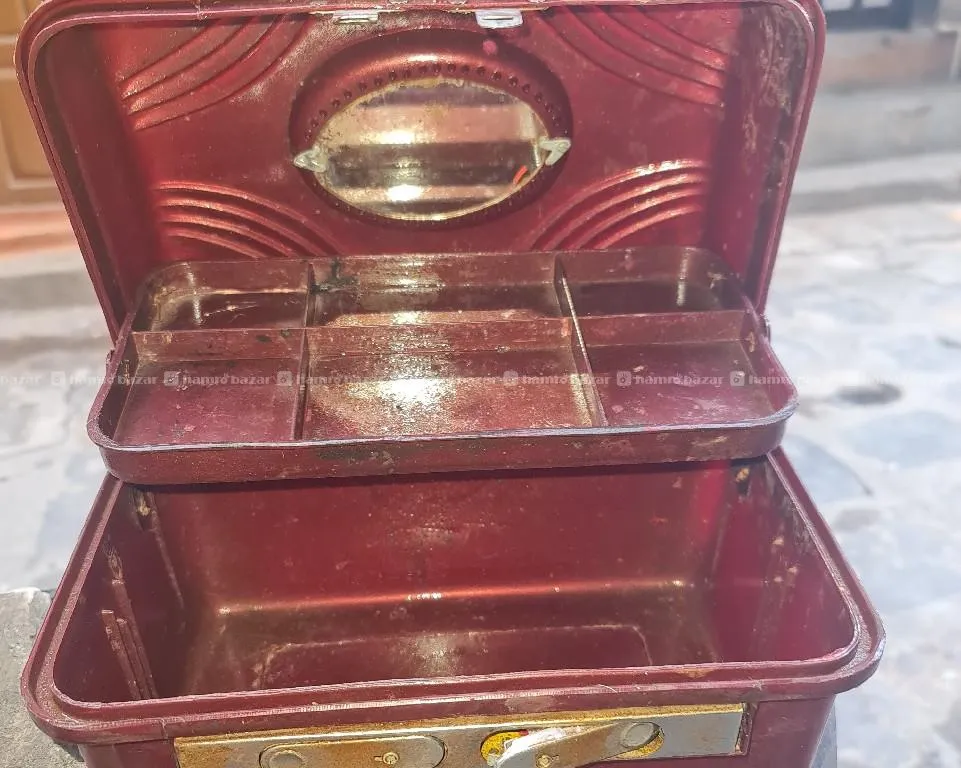 vintage vanity box  featuring multiple compartmen 5