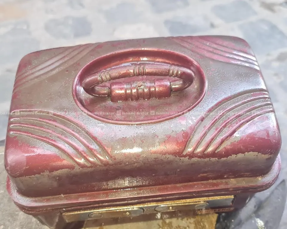 vintage vanity box  featuring multiple compartmen 7