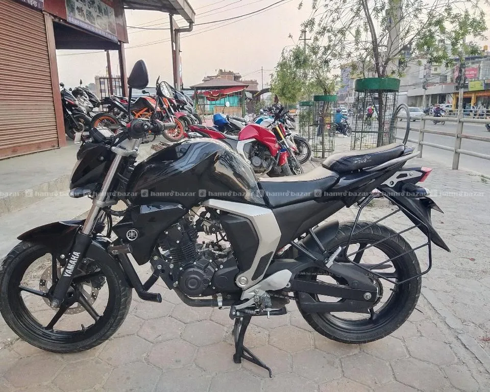 146 lot ,,2022 last ,, Yamaha fzs v2,, fresh condition 2