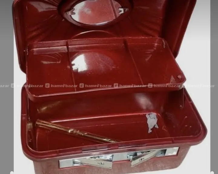 vintage vanity box  featuring multiple compartmen 2