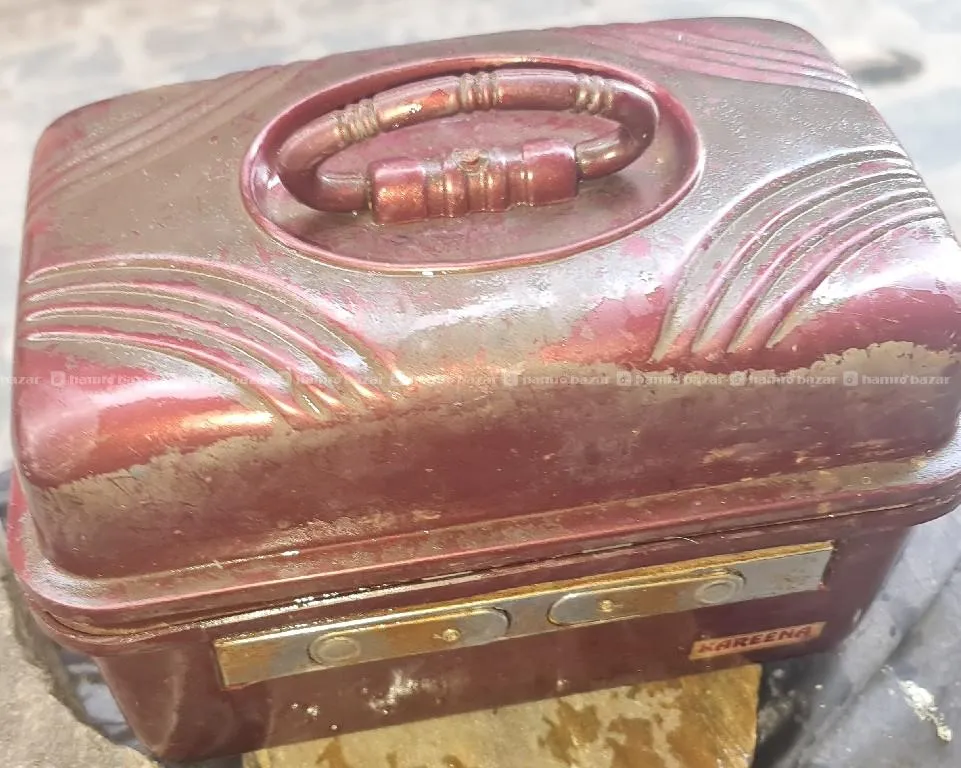 vintage vanity box  featuring multiple compartmen 3