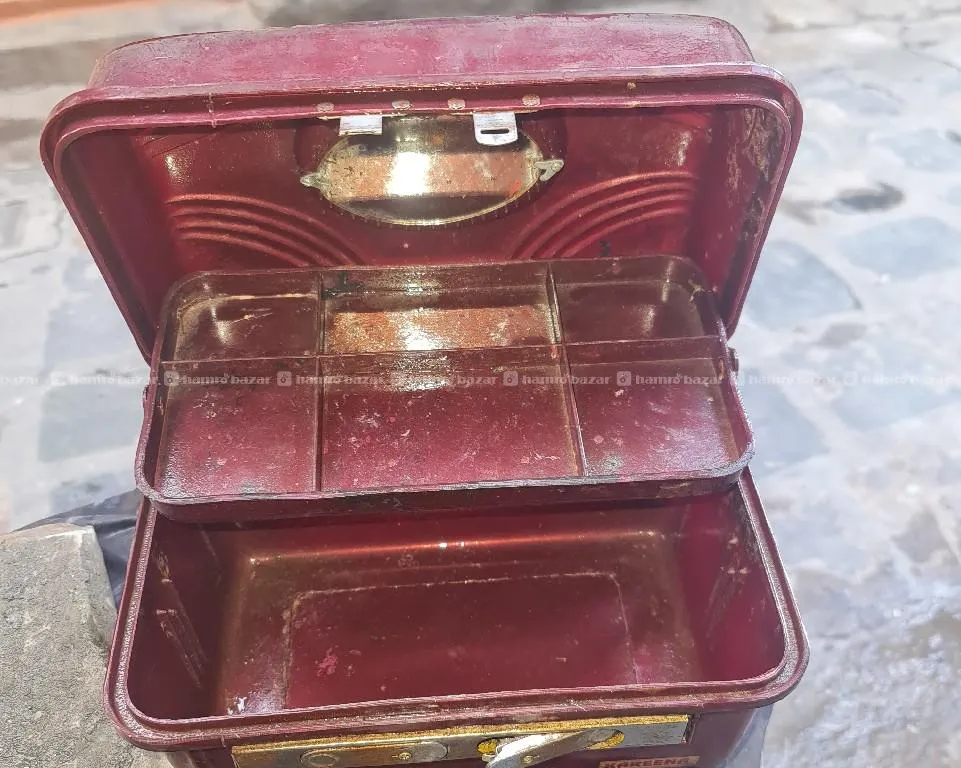 vintage vanity box  featuring multiple compartmen 4