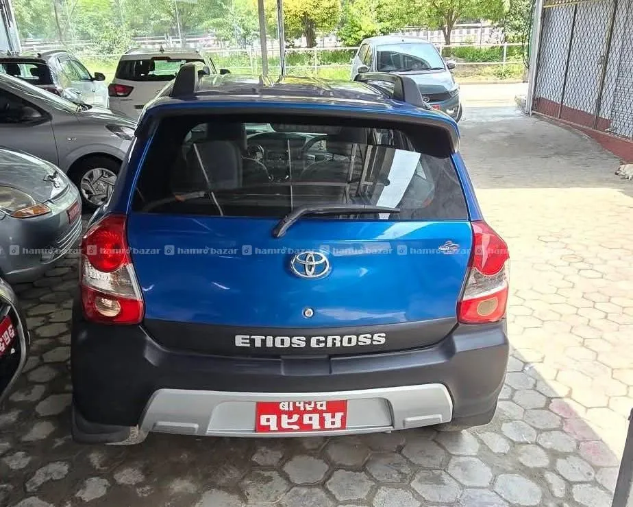 Toyota Etios Cross 4