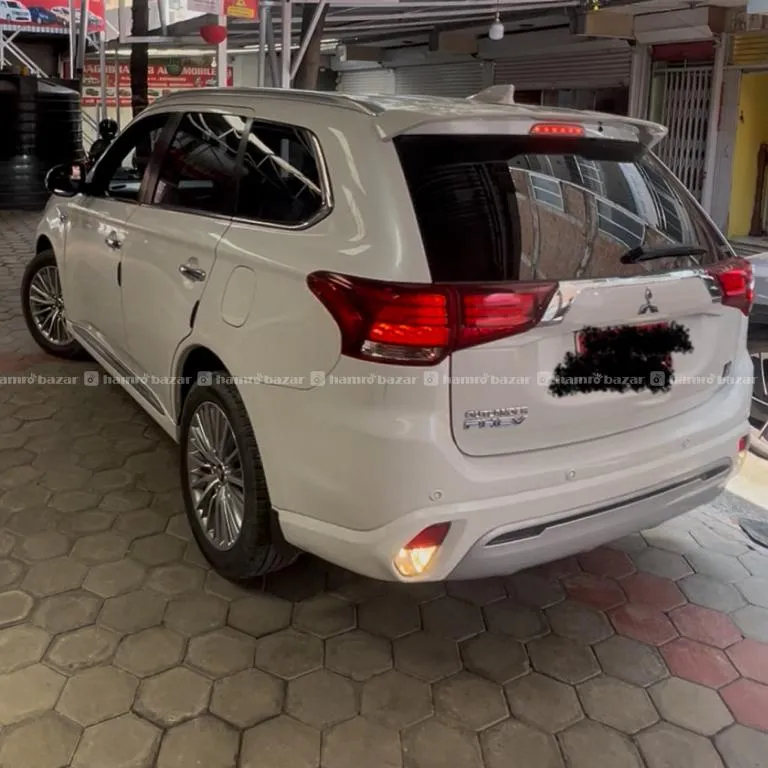 Mitsubishi Outlander Plug-in Hybrid(82 Lakhs Only) 5