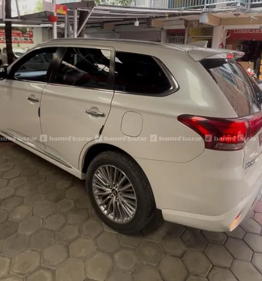 Mitsubishi Outlander Plug-in Hybrid(82 Lakhs Only) 4