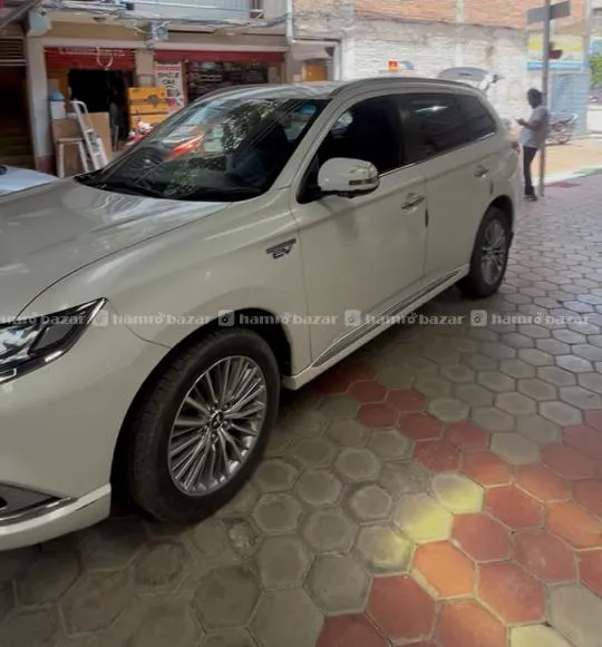 Mitsubishi Outlander Plug-in Hybrid(82 Lakhs Only) 3