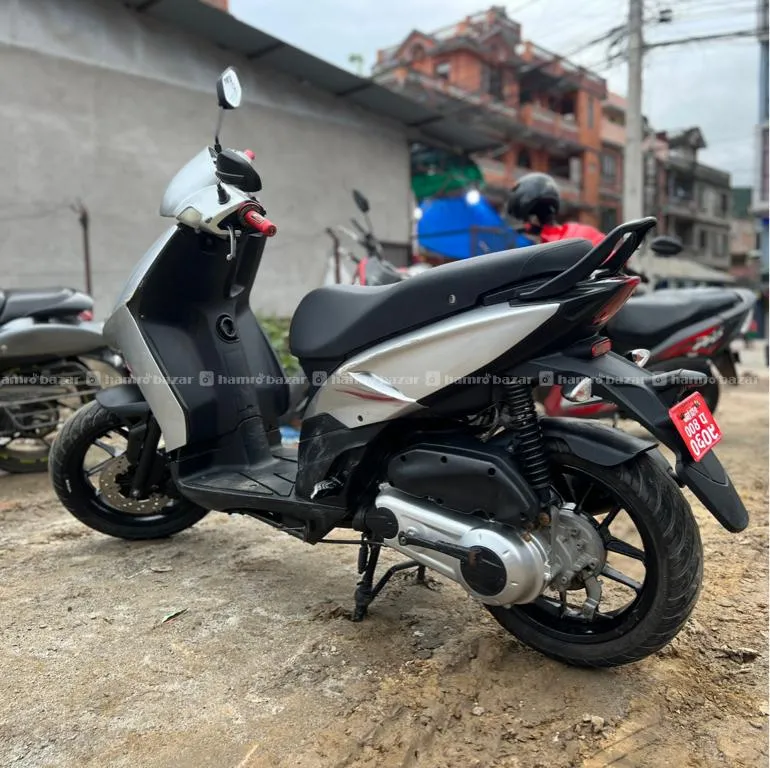 Aprilia SR125 4