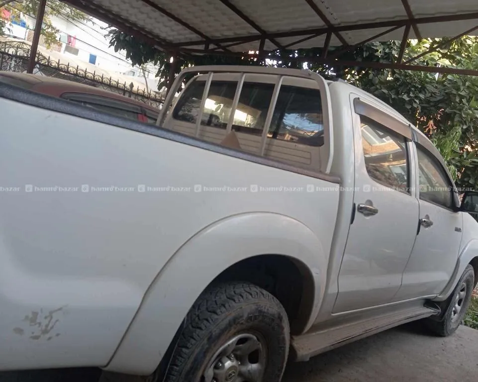 2012 Toyota Hilux 4WD Sale.for buyers only no middleman 3