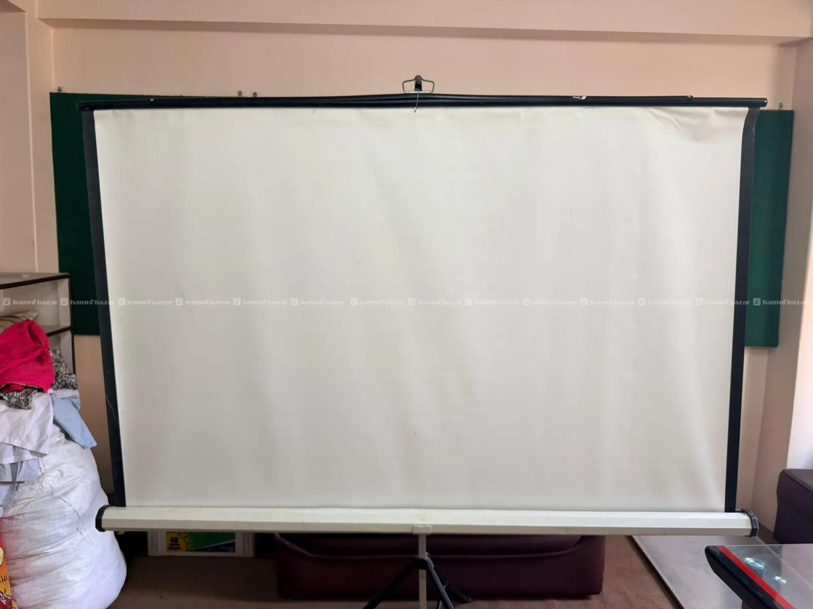 Portable Tripod Projector Screen 2
