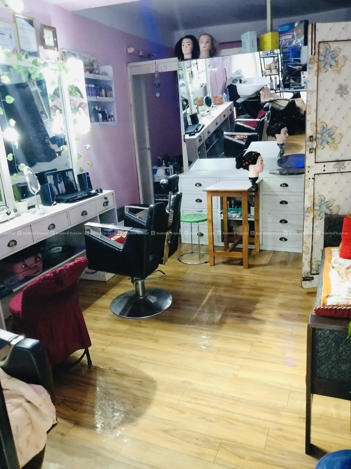 Runing Beauty Parlur for sale an  argent 4