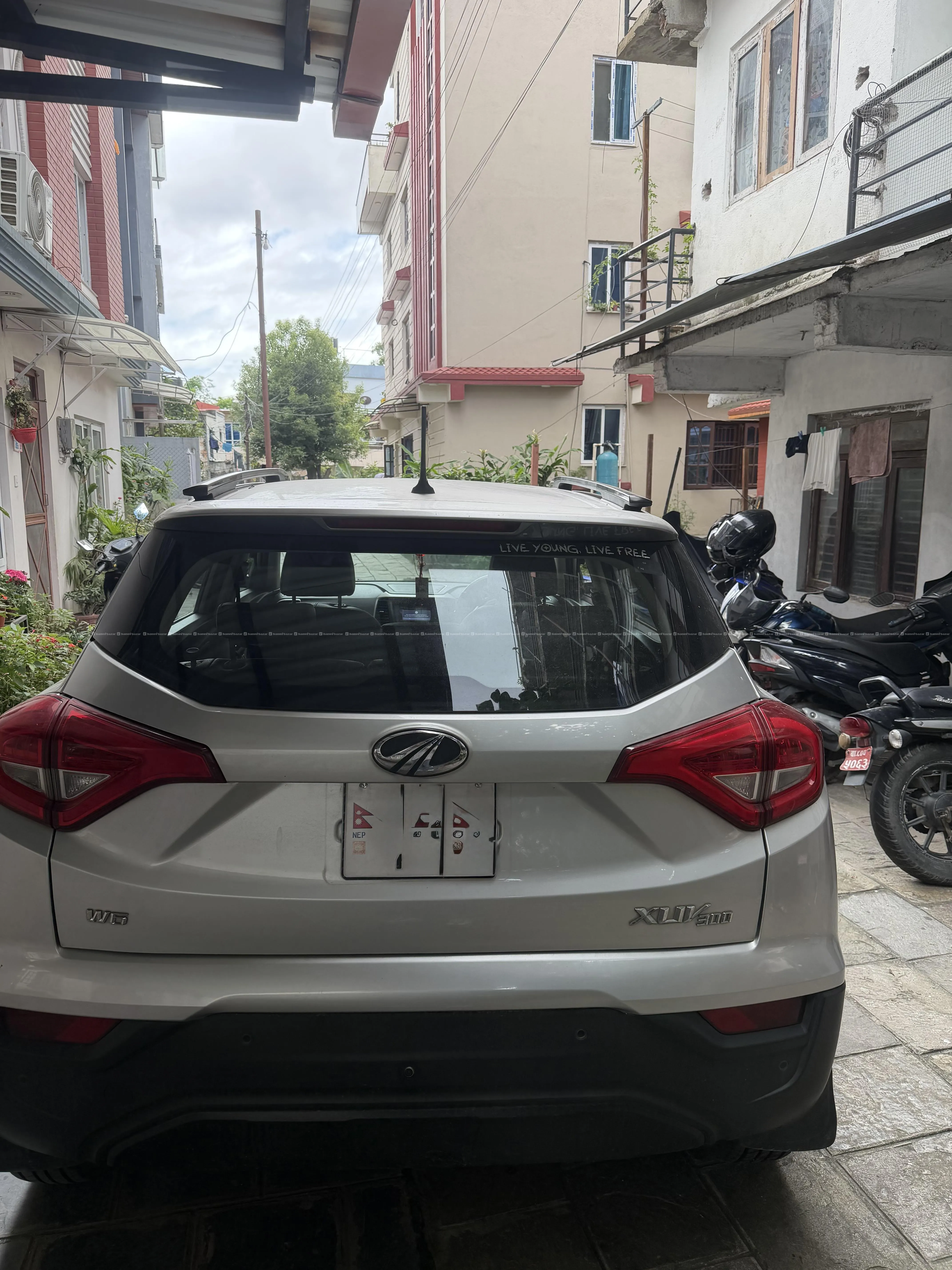 MAHINDRA XUV 300 - RS 27 Lakh - 9,986  KM 2