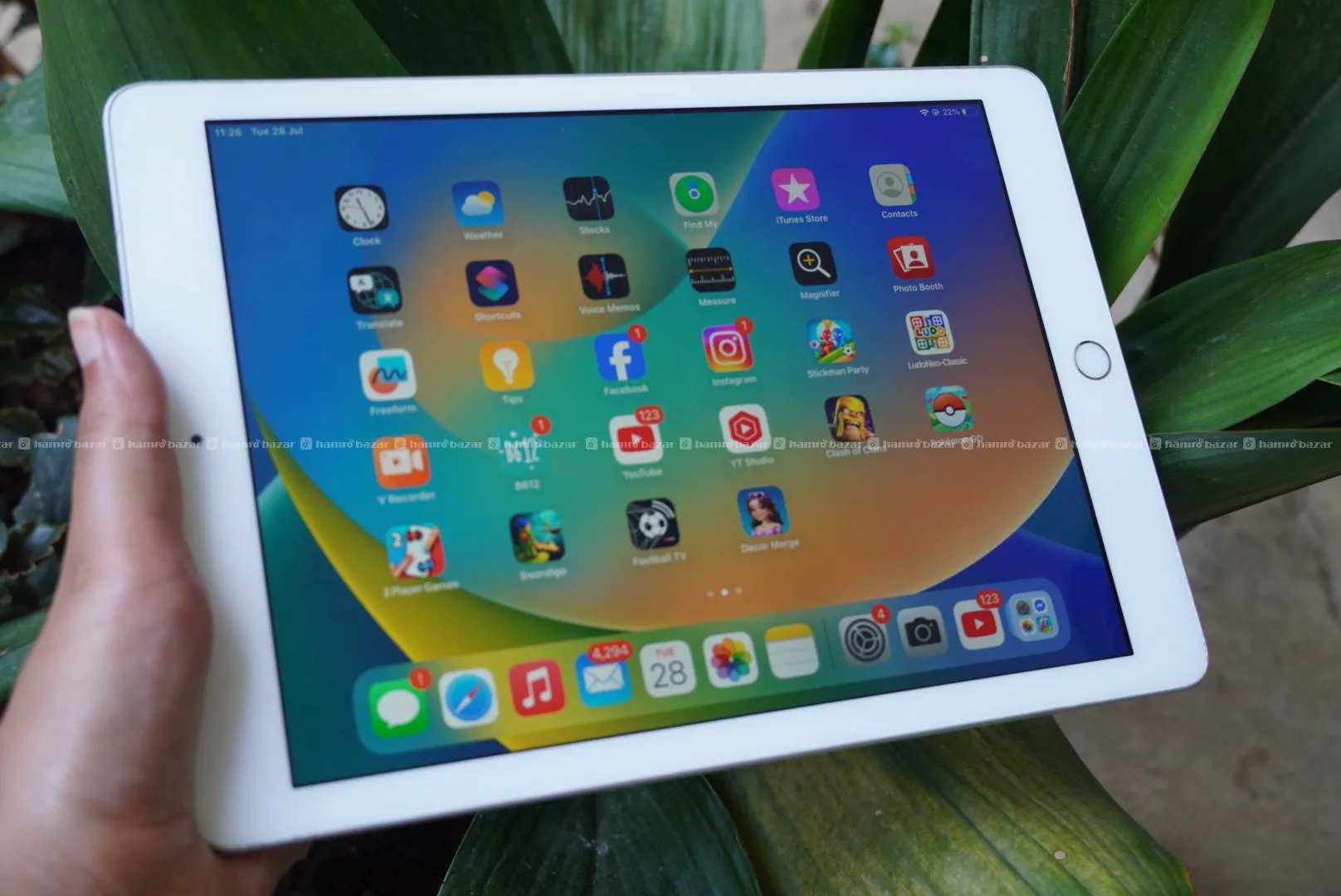 Apple iPad 5th Gen (128 GB) 2