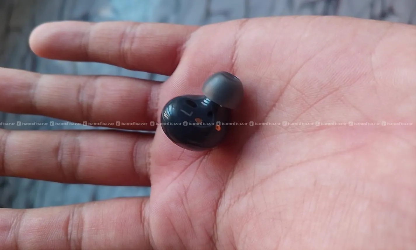 Samsung Earbuds 2 in black color 7