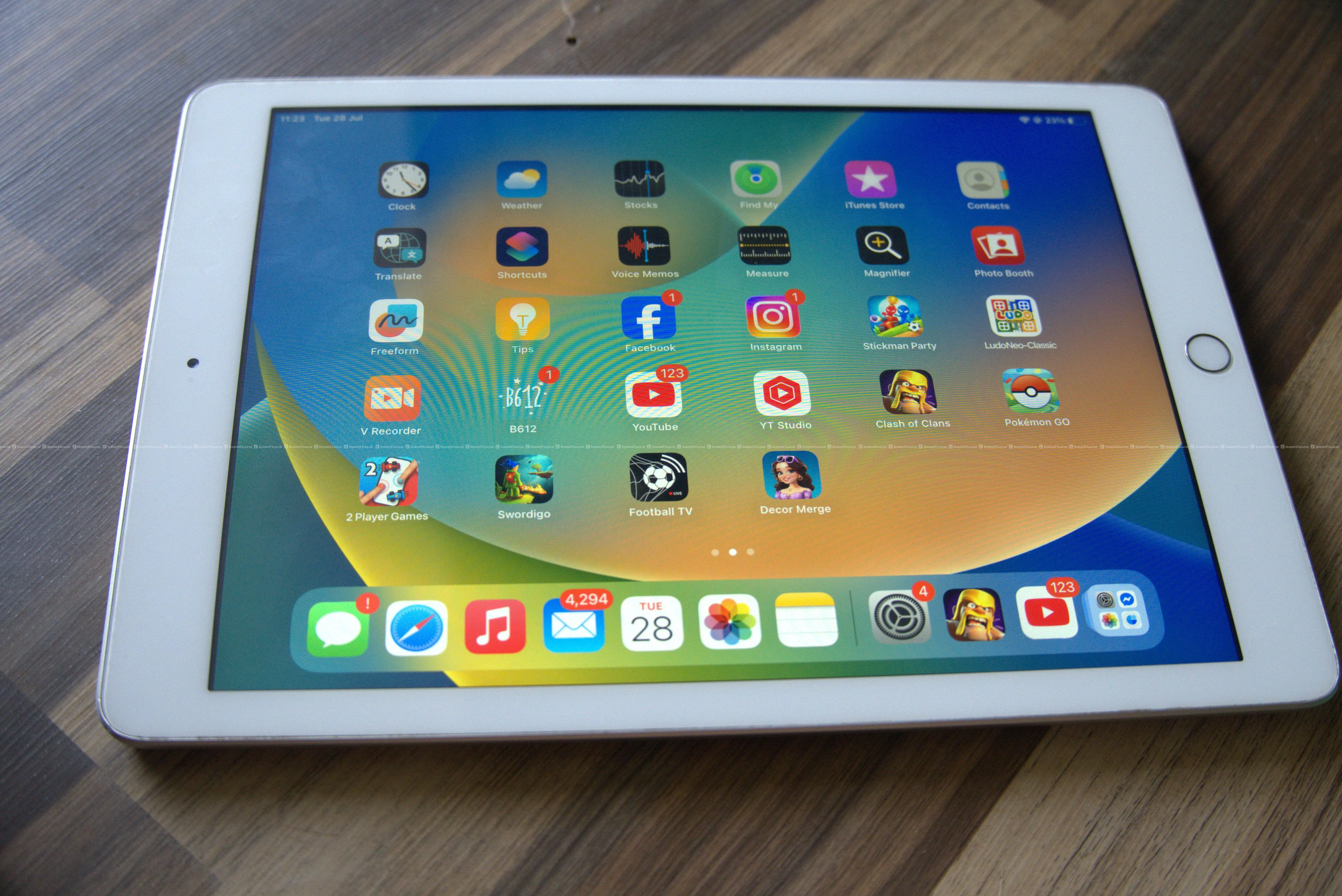Apple iPad 5th Gen (128 GB) 4