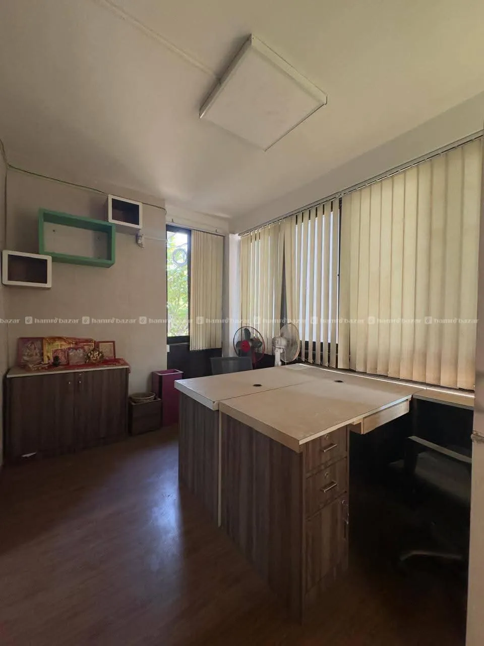 Office space with 2 3 car parking 2