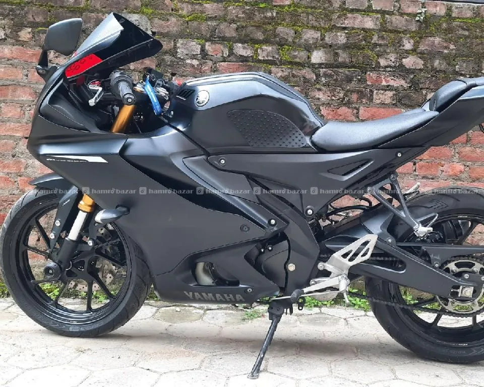R 15 V4 (043)lot With Service Book Available 2