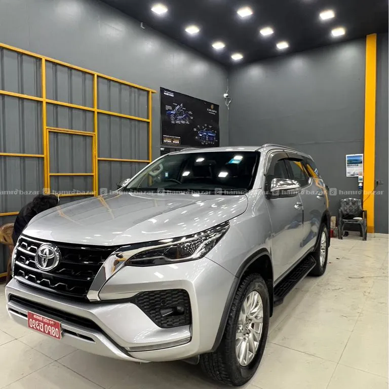 Toyota Fortuner 4