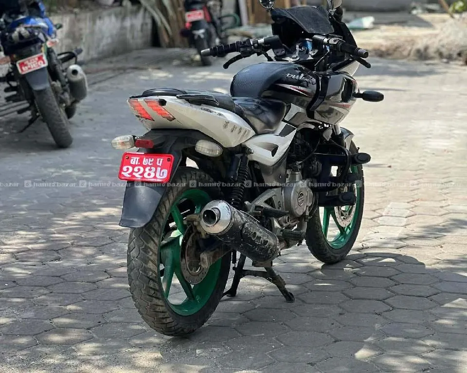 pulsar 220cc 76lot super fresh condition on sell 3