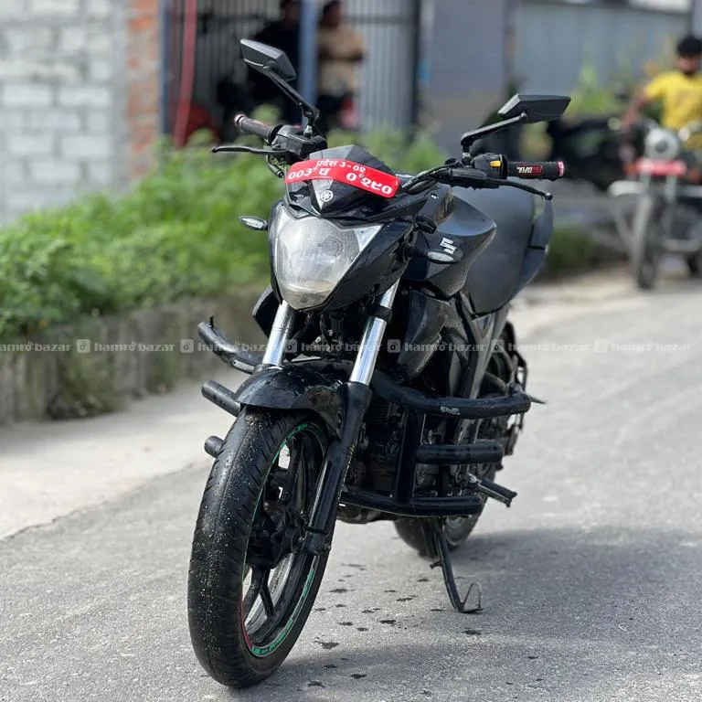 Black Suzuki Gixxer Super Fresh 103/lot 9803656430 2