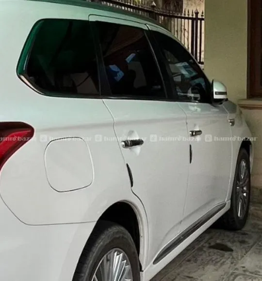 FULLY FRESH Mitsubishi Outlander PHEV (Hybrid) 4