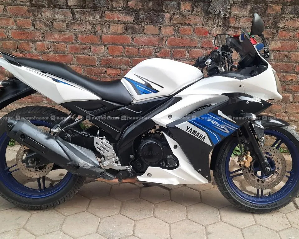 R15v1 2017model like new 2