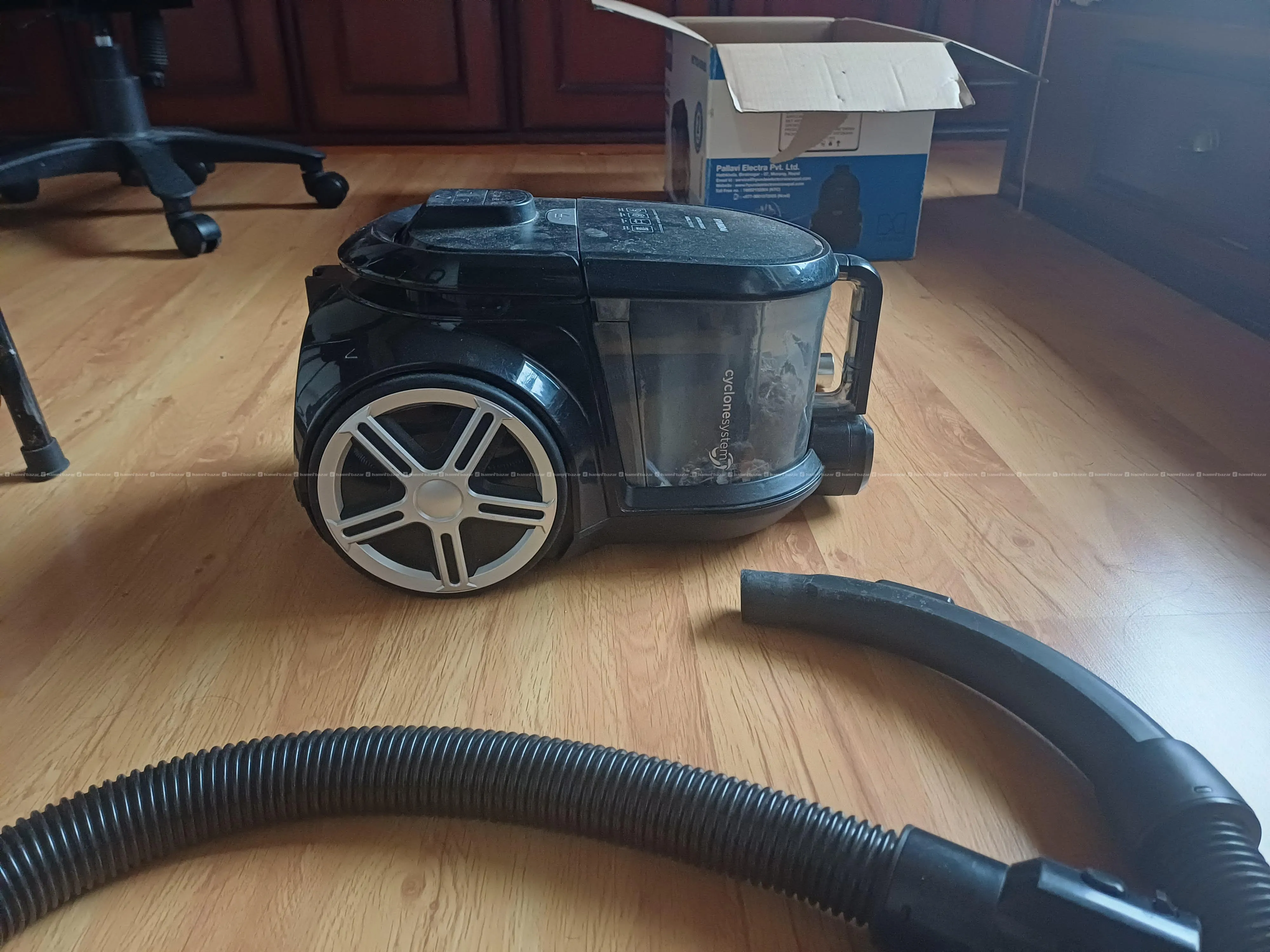 Like New,  Vacuum Cleaner for Sale. 4