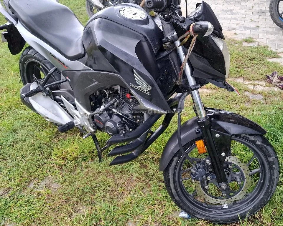 Honda Hornet 160R 4