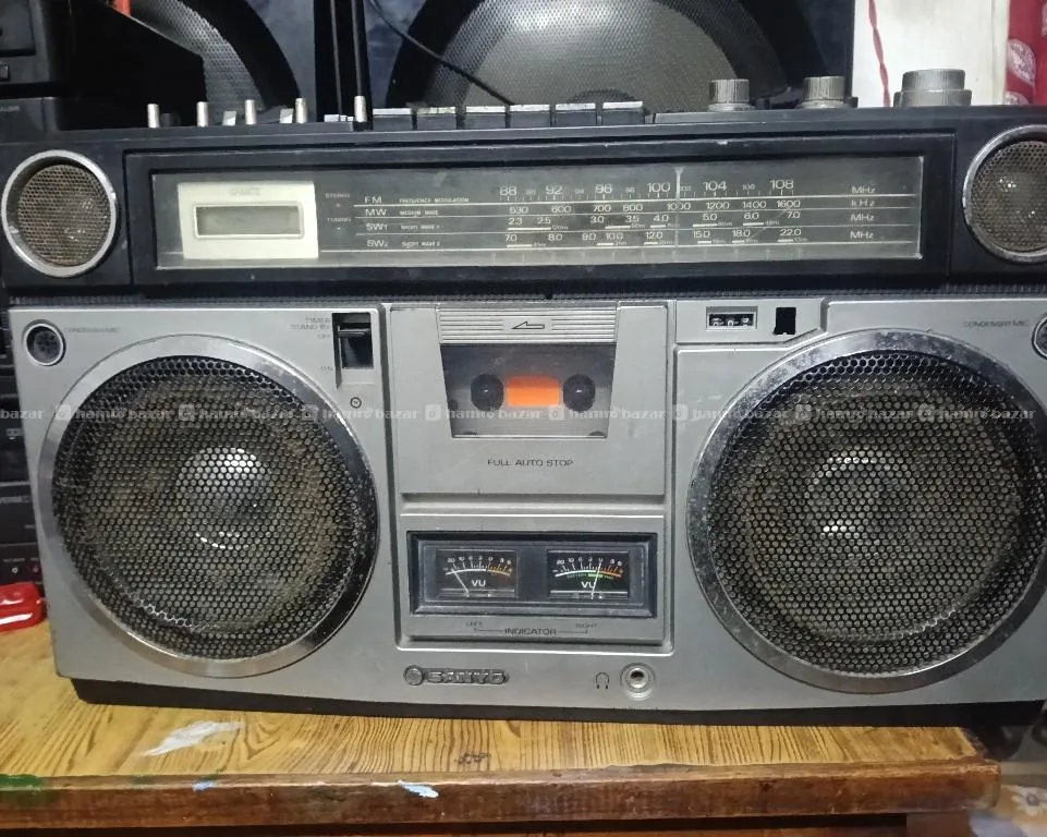 vintage Sanyo new radio 2
