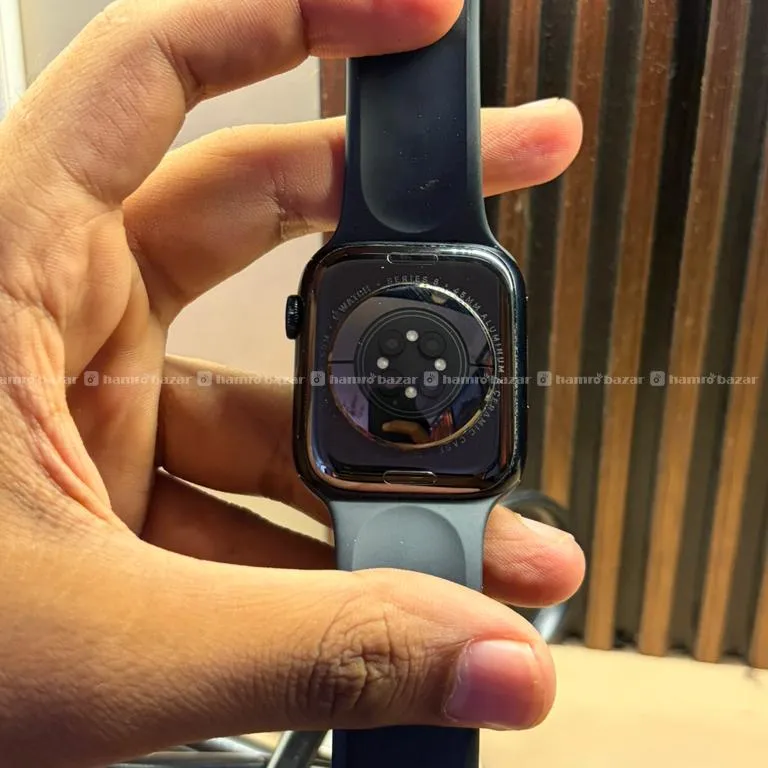 Apple Watch Series 8 45mm + Stand & Extra Band 3