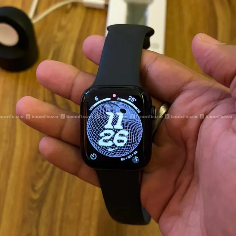 Apple Watch Series 8 45mm + Stand & Extra Band 5