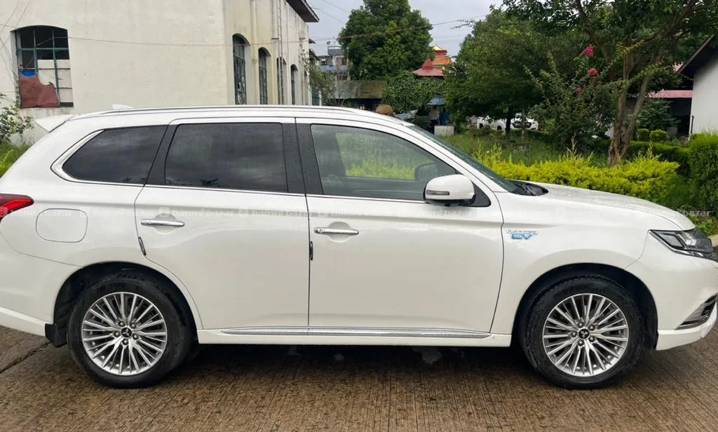 OUTLANDER HYBRID 79 Lakh. 9864744499 4