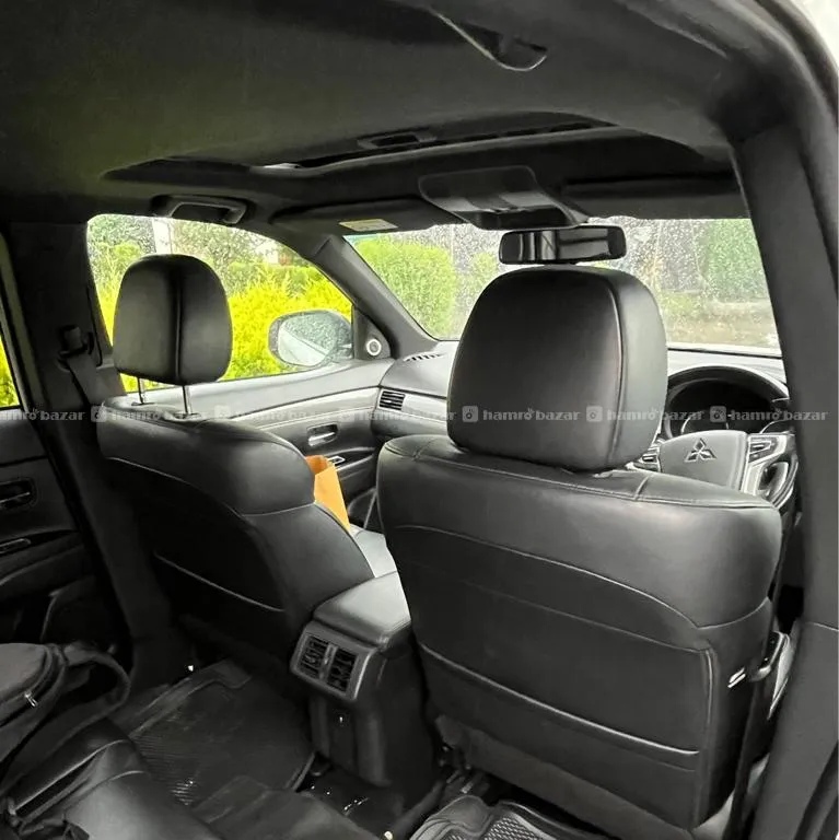OUTLANDER HYBRID 79 Lakh. 9864744499 3